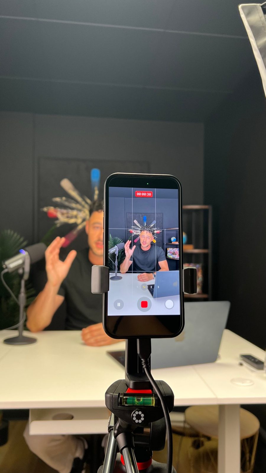 Le téléphone filme Hugo Petralia pendant le tournage d'une vidéo